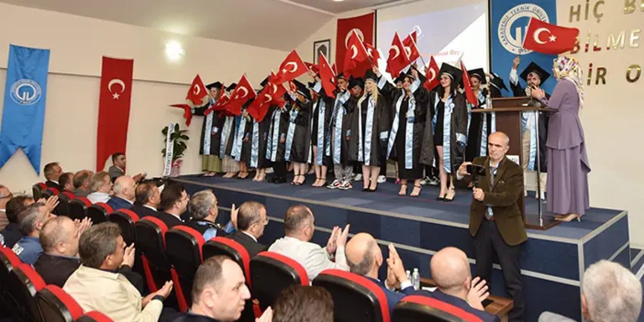 KTÜ Araklı Ali Cevat Özyurt Meslek Yüksekokulu mezunlarına plaket verildi