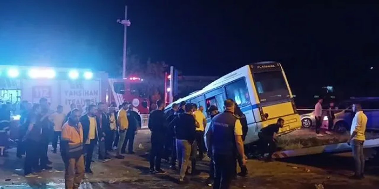 Kırıkkale'de minibüs ile otomobil çarpışt! 22 yaralı