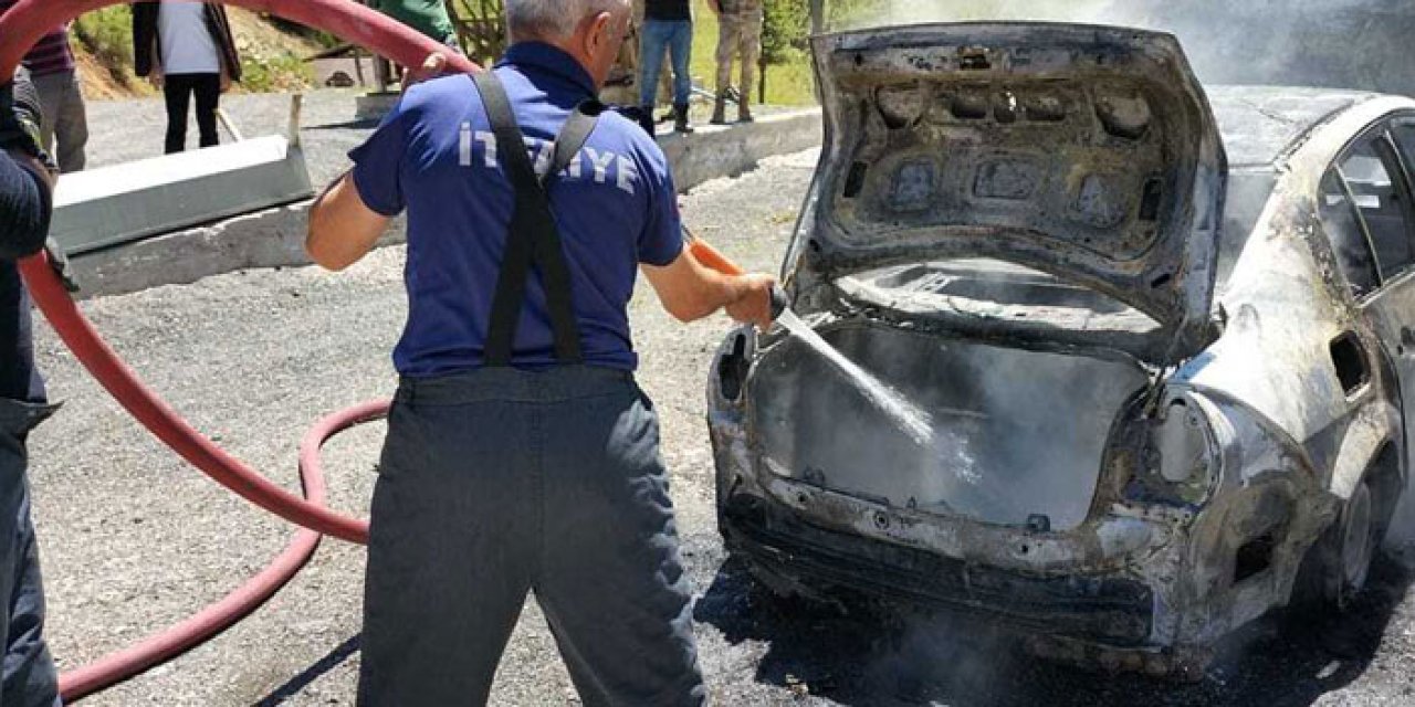 Gümüşhane'de korku dolu anlar! Park halindeki otomobil yandı.