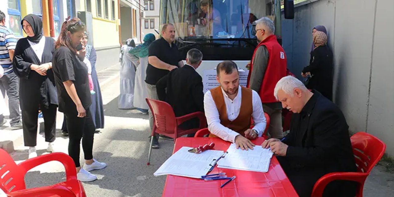 Trabzon'da öğretmen ve velilerden Türk Kızılay'a kan bağışı