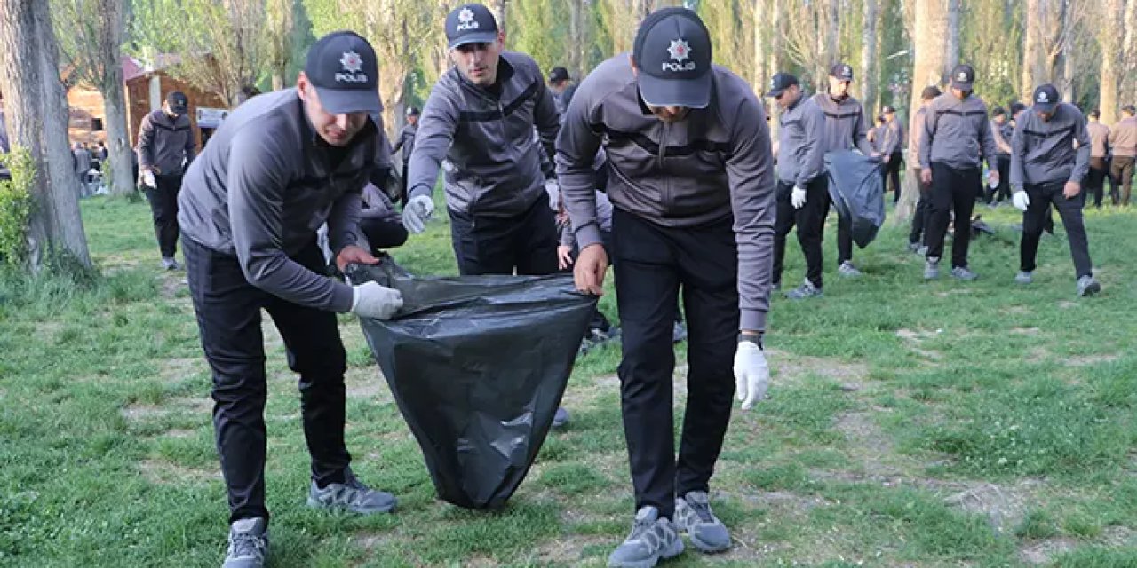 Bayburt'ta polis adayları çevreyi temizledi