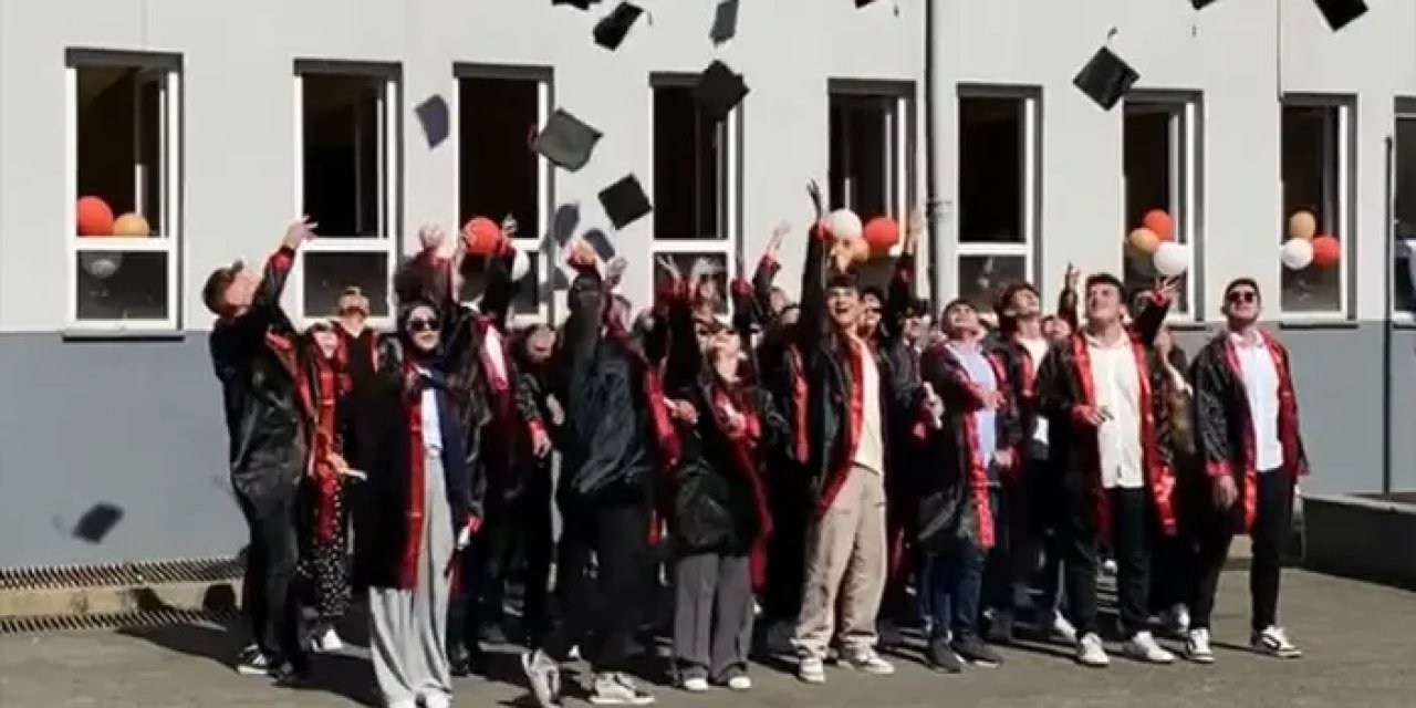 Trabzon'da 80. Yıl Mesleki ve Teknik Anadolu Lisesi'nde mezuniyet töreni
