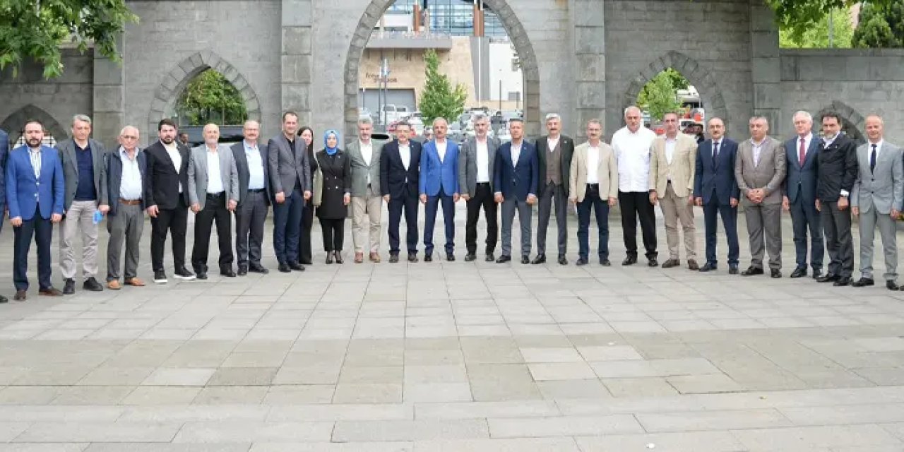 Bakan Uraloğlu, Trabzon'da Cumhur İttifak belediye başkanları ile bir araya geldi