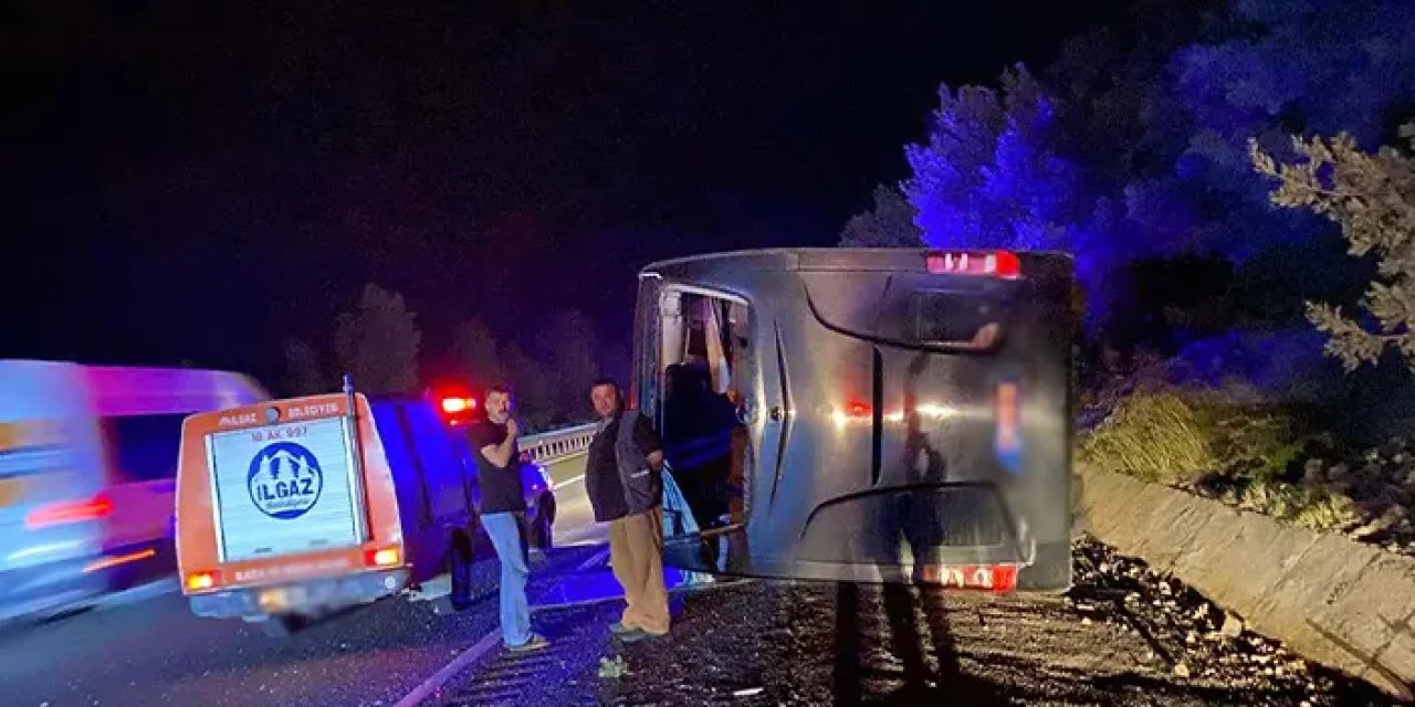 Bayburt-İstanbul seferi yapan otobüs Çankırı'da devrildi! 9 yaralı