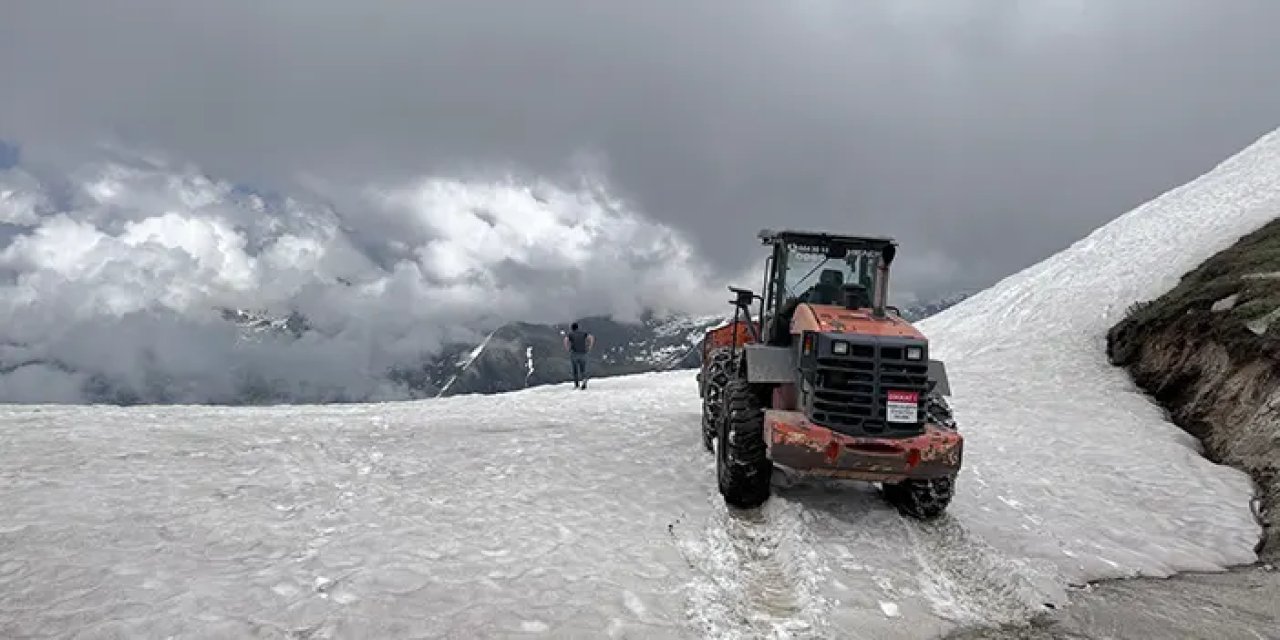 Karadeniz ilinde Haziran ayında şaşırtan manzara! Kar temizliği yapılıyor