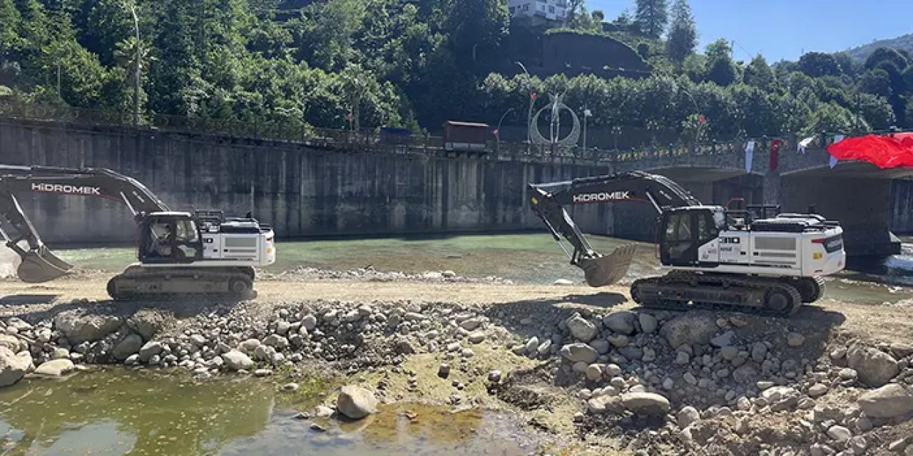 Rize'de sel risklerini azaltmada kullanılacak olan 8 iş makinesi dere ıslahlarına başladı