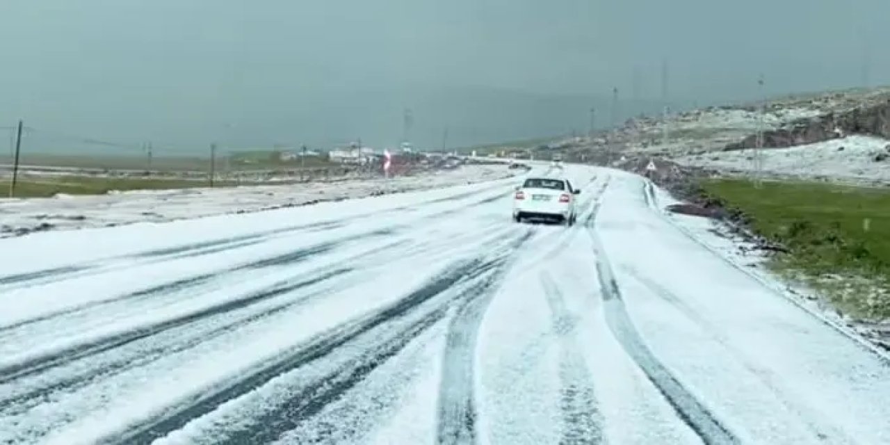 Ardahan'da sürücüler şaştı kaldı! Kara yolu dakikalar içinde beyaza büründü