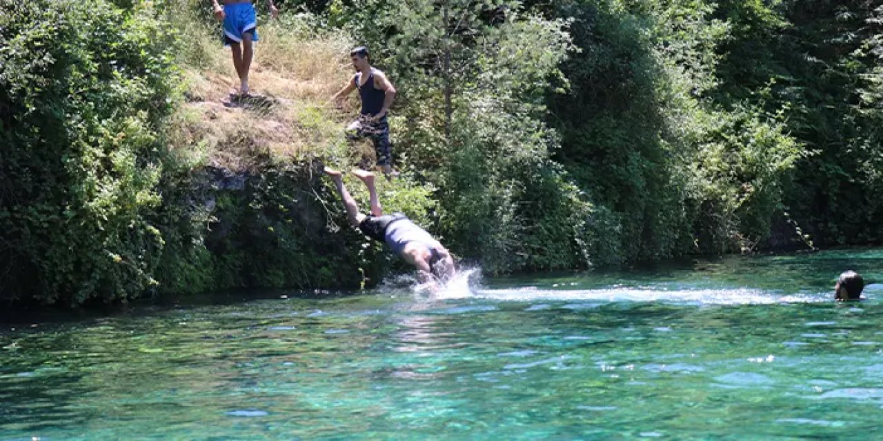 Bolu'da serinlemek uğruna tehlikeli suda böyle yüzdüler