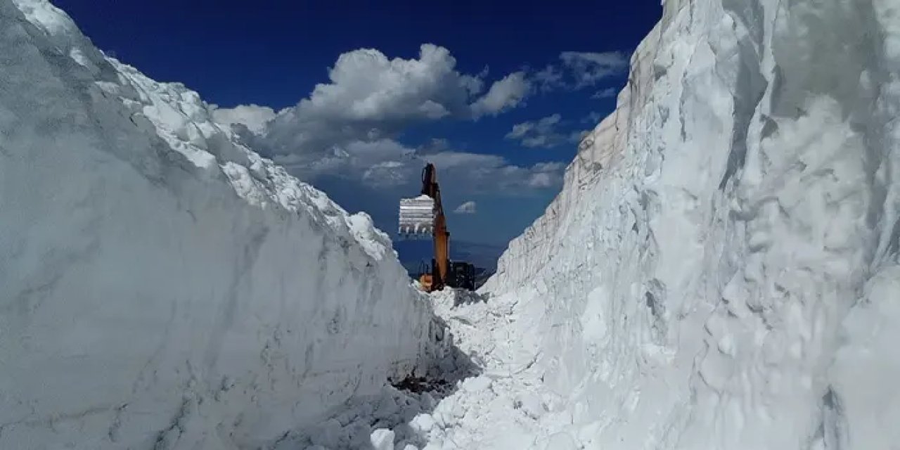 Hakkari'de Haziran ayında 8 metrelik karla mücadele