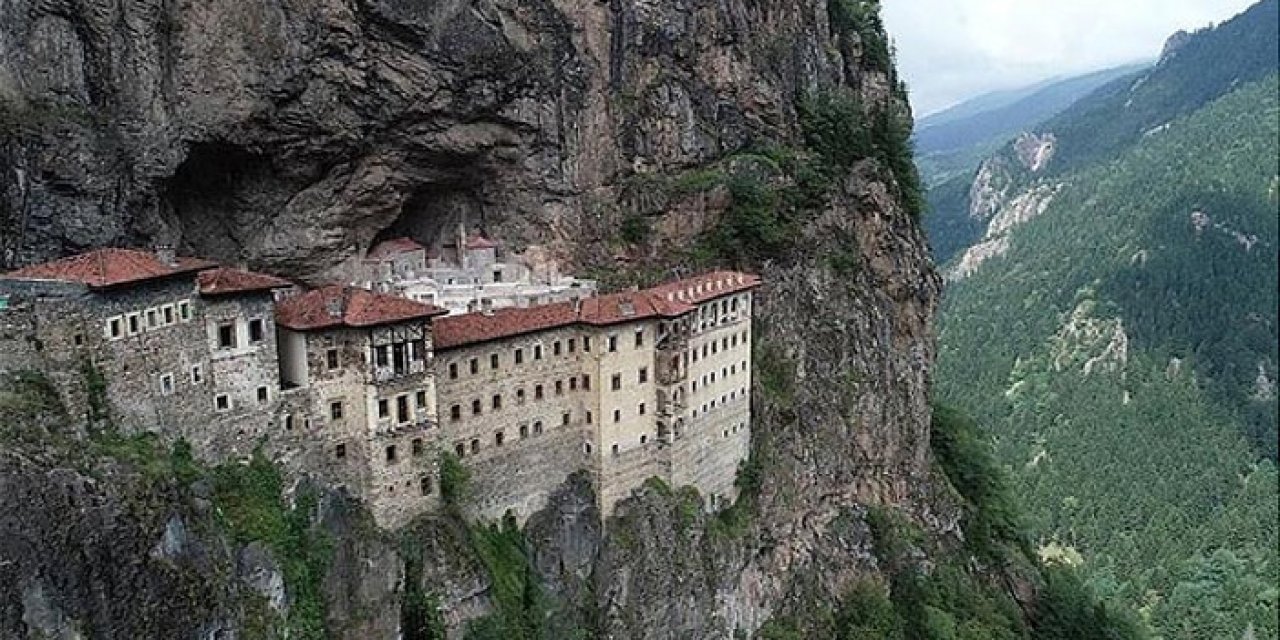 Trabzon'da bulunan Sümela Manastırı bayramda ziyaretçi akınına uğradı! İşte rakam