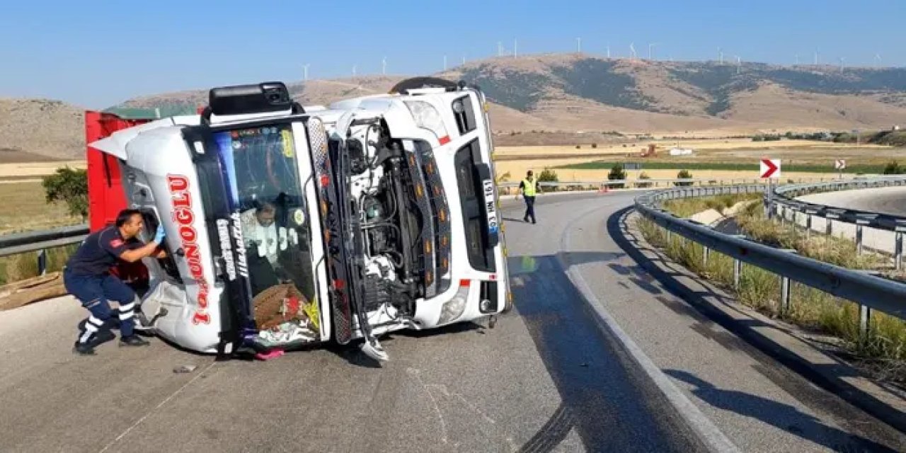 Afyonkarahisar’da kamyon kontrolden çıktı! Bariyerlere çarptı