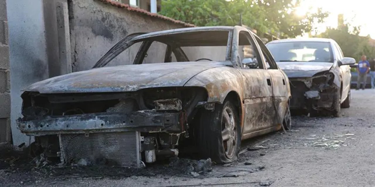 Konya'da 2 otomobili ateşe verip kaçtılar