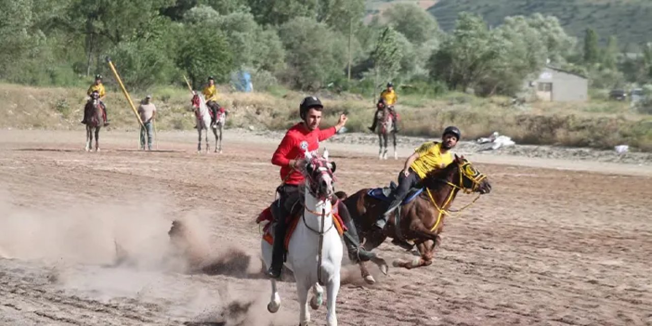 Dede Korkut diyarı Bayburt'ta festival tadında cirit şöleni yaşanıyor