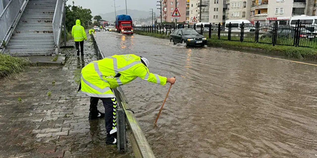 Rize'de sağanak yağış sonrası sokaklar göle döndü