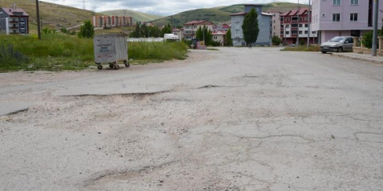 Bayburt'ta köstebek yuvalarını andıran yollar! Vatandaş çözüm bekliyor