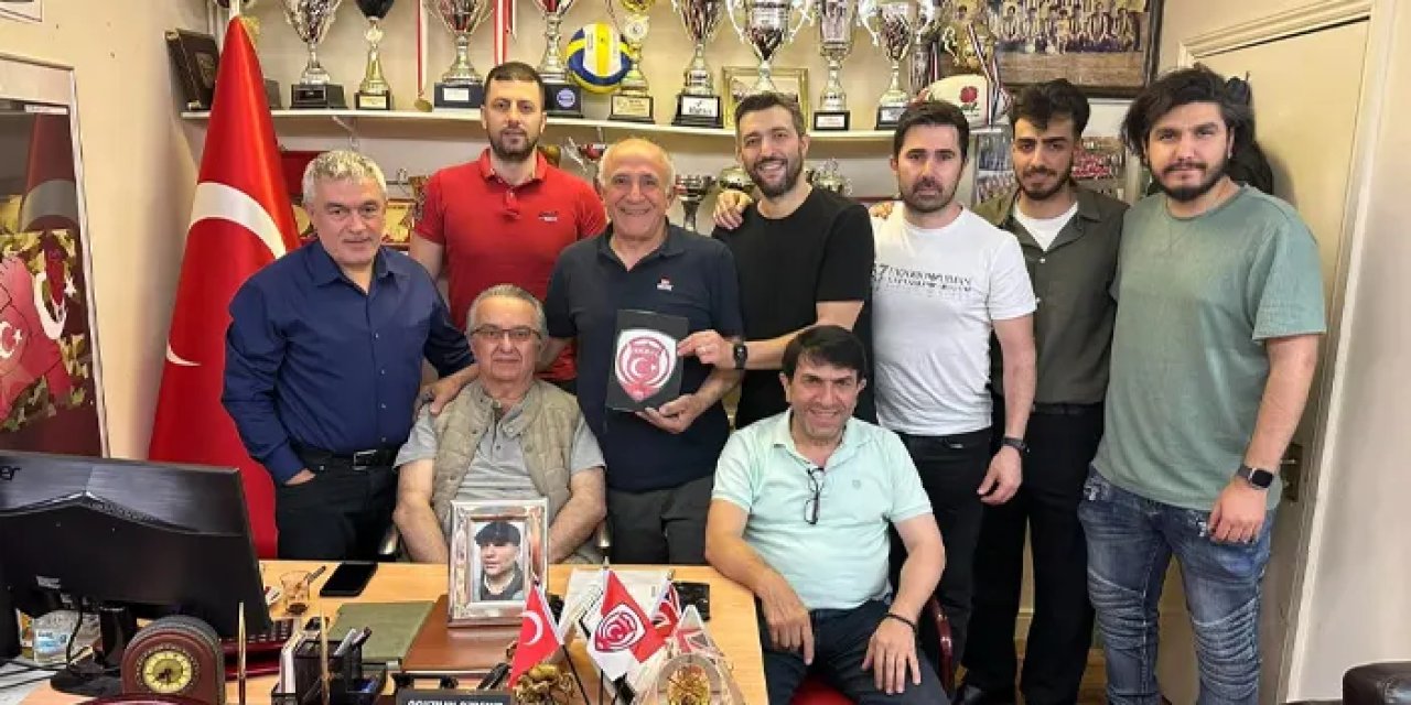 Londra'da 30 yıl sonra faaliyetlerini dondurmuştu! Pekünspor FC iddialı geliyor