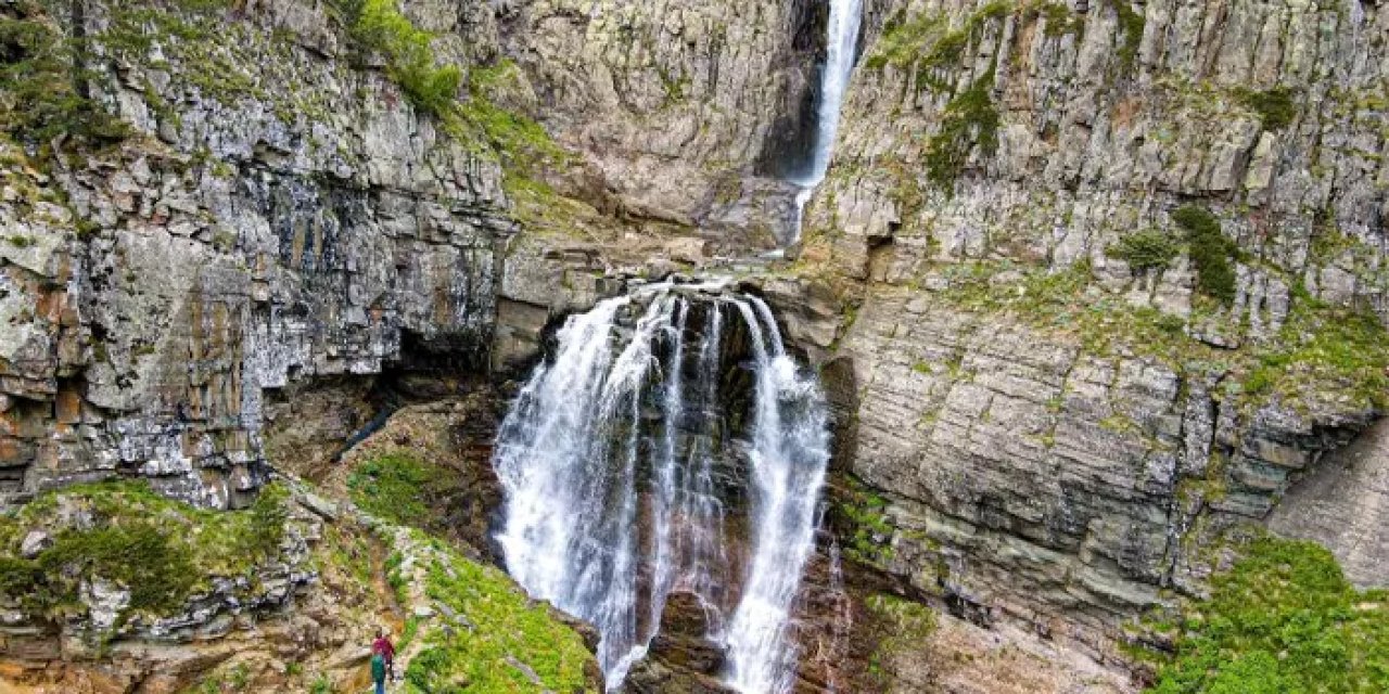 Artvin’in Bazgiret Şelalesi gözleri kamaştırıyor