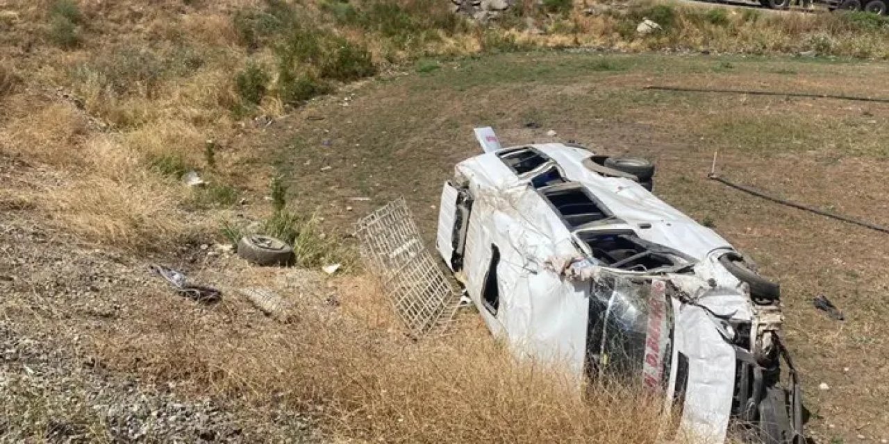 Diyarbakır’da yolcu minibüsü ile pikap çarpıştı! 3'ü ağır 14 yaralı