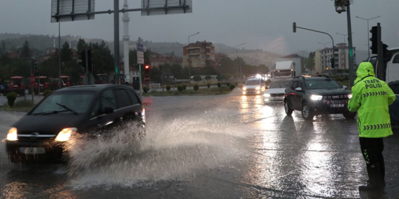 Samsun'da sağanak yağış sonrası ekipler teyakkuza geçti