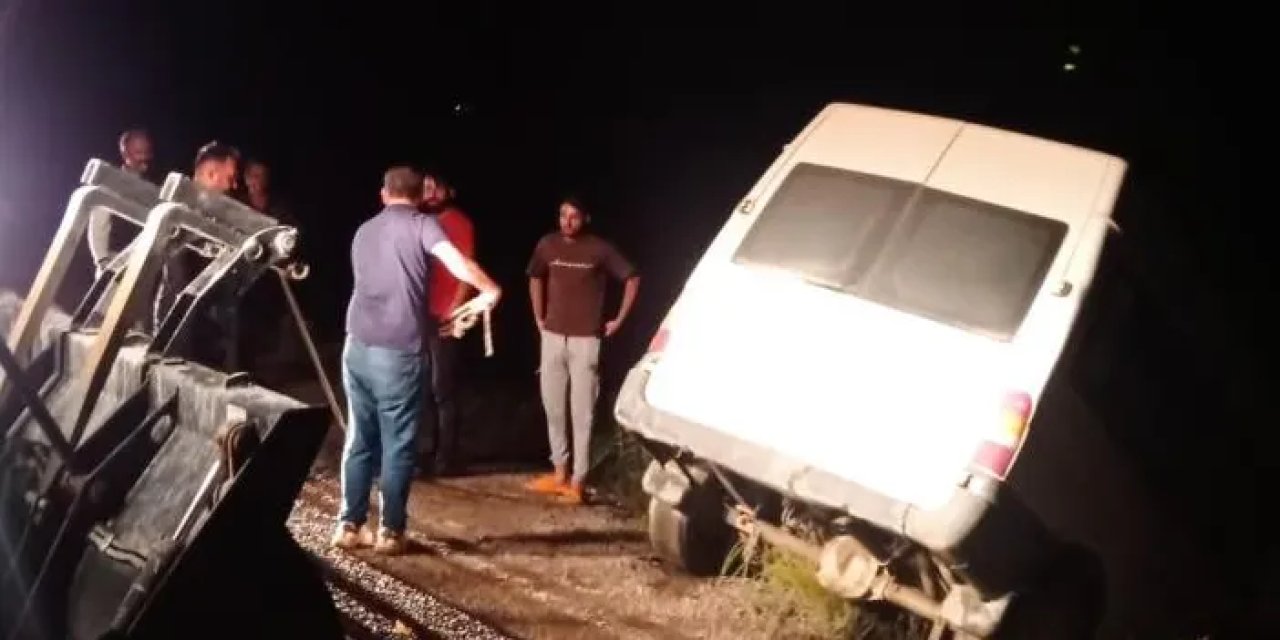 Van'da sele kapılan minibüs devrildi: 3 yaralı