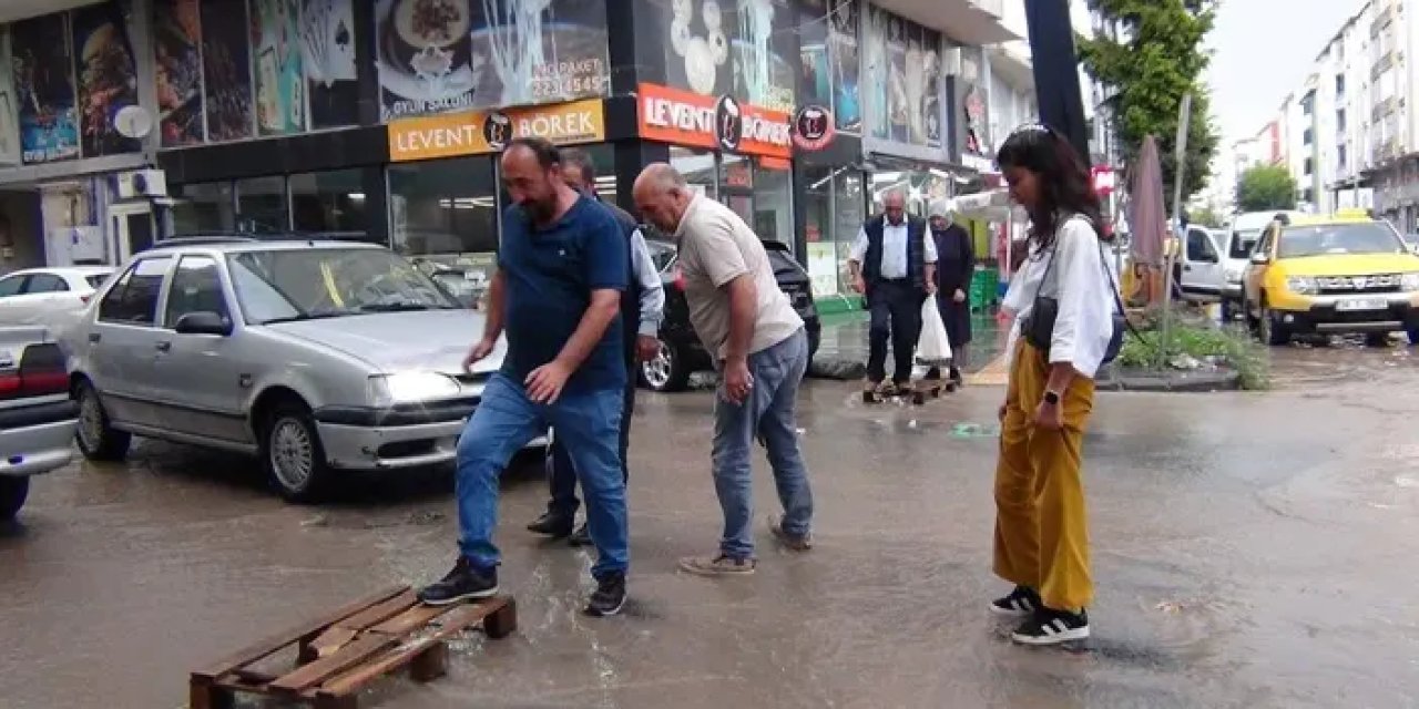 Kars'ta şiddetli yağış olumsuz etkiledi! Caddeler göle döndü