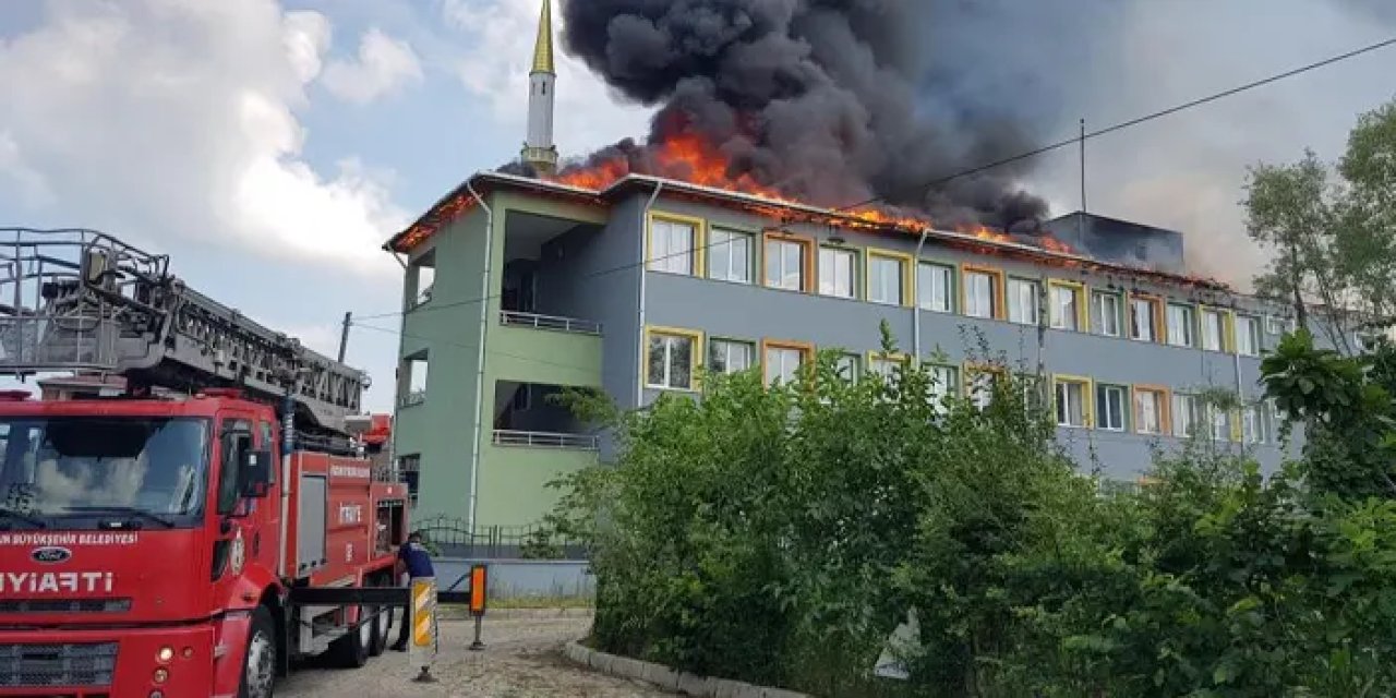 Samsun’da okul çatısı alevlere teslim oldu!