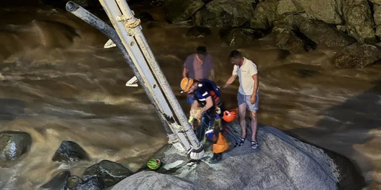 Rize'de derenin debisi yükseldi: 2 kişi mahsur kaldı