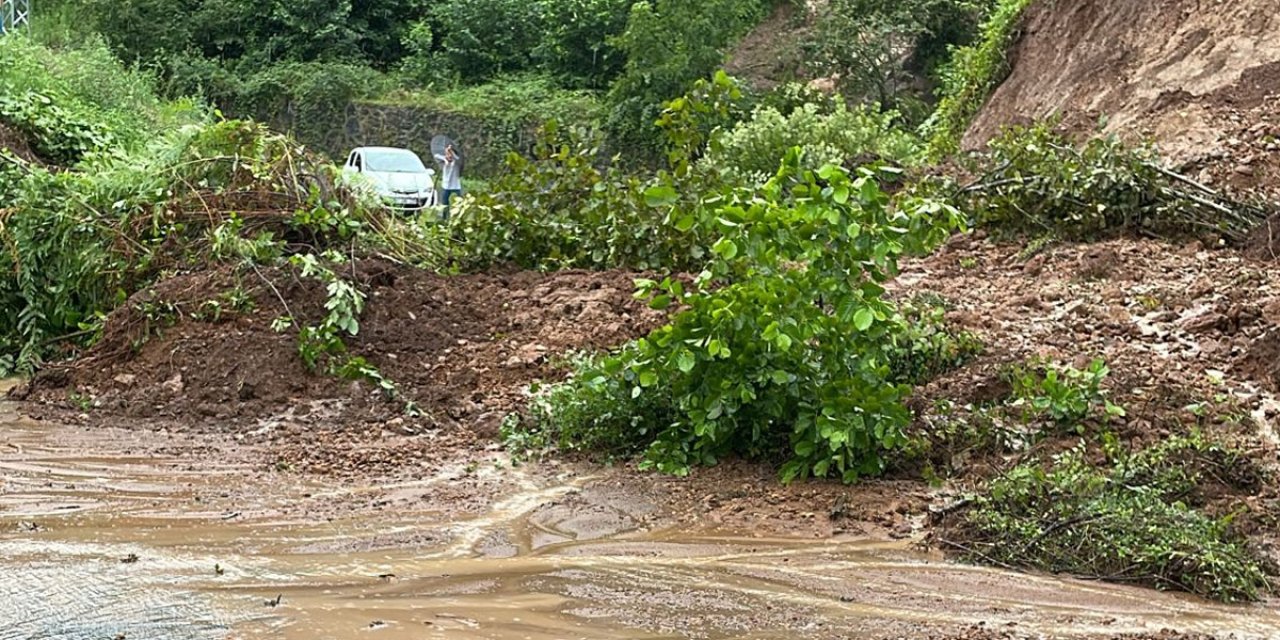 Yağmur Trabzon’da o ilçeyi vurdu! Heyelanlar yolu kapattı