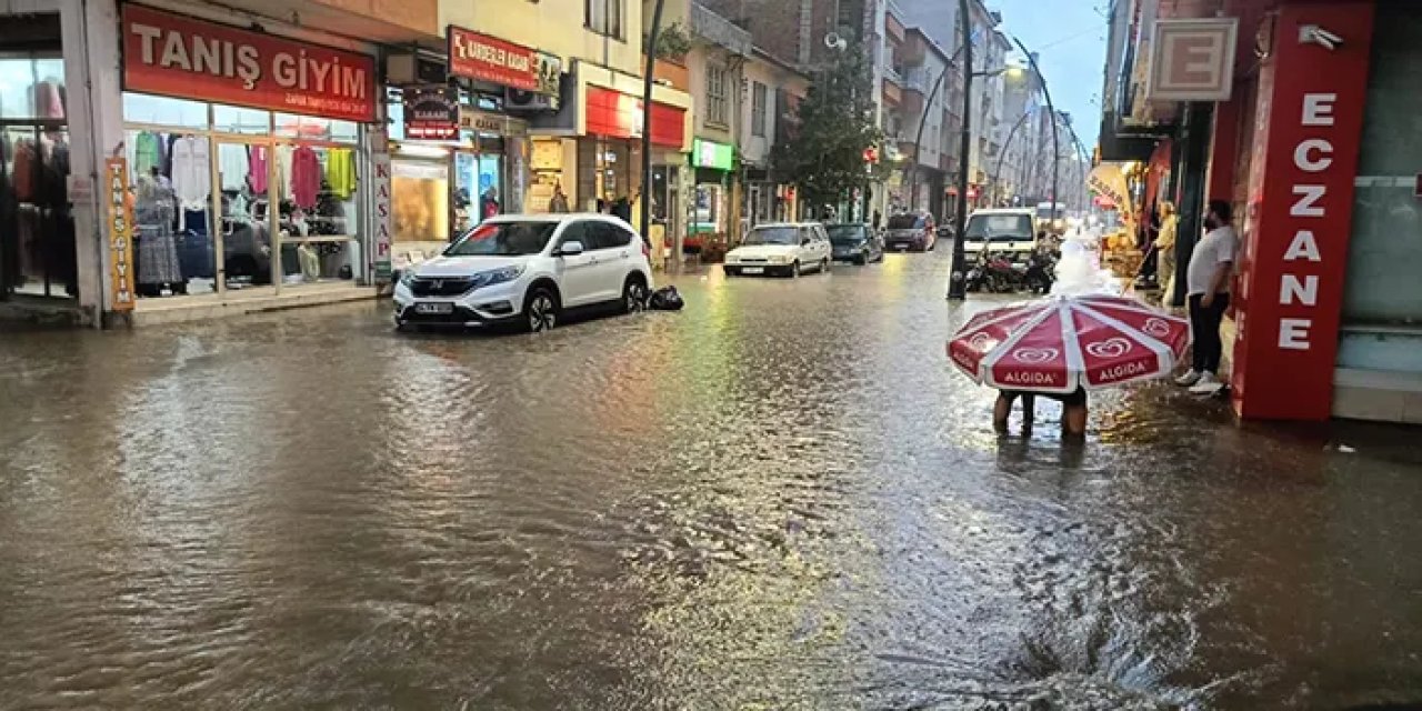 Giresun'u sağanak vurdu! İş yerlerini su bastı