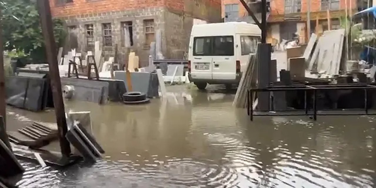 Rize'de sağanak etkili oldu! Sokaklar göle döndü