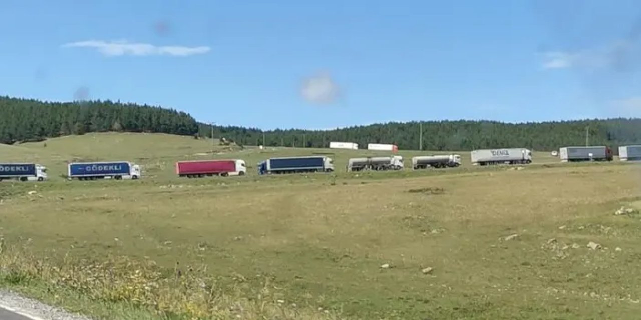 Ardahan-Posof kara yolunda TIR devrildi! Ulaşım durdu