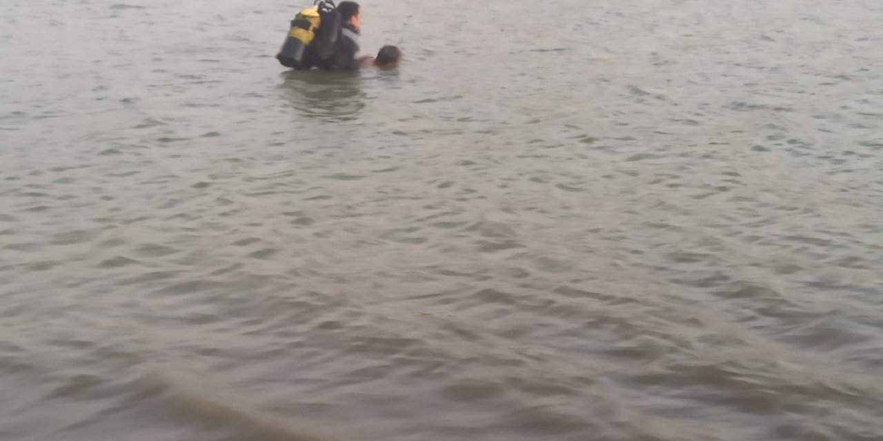 Serinlemek için gölete giren baba-kız boğuldu