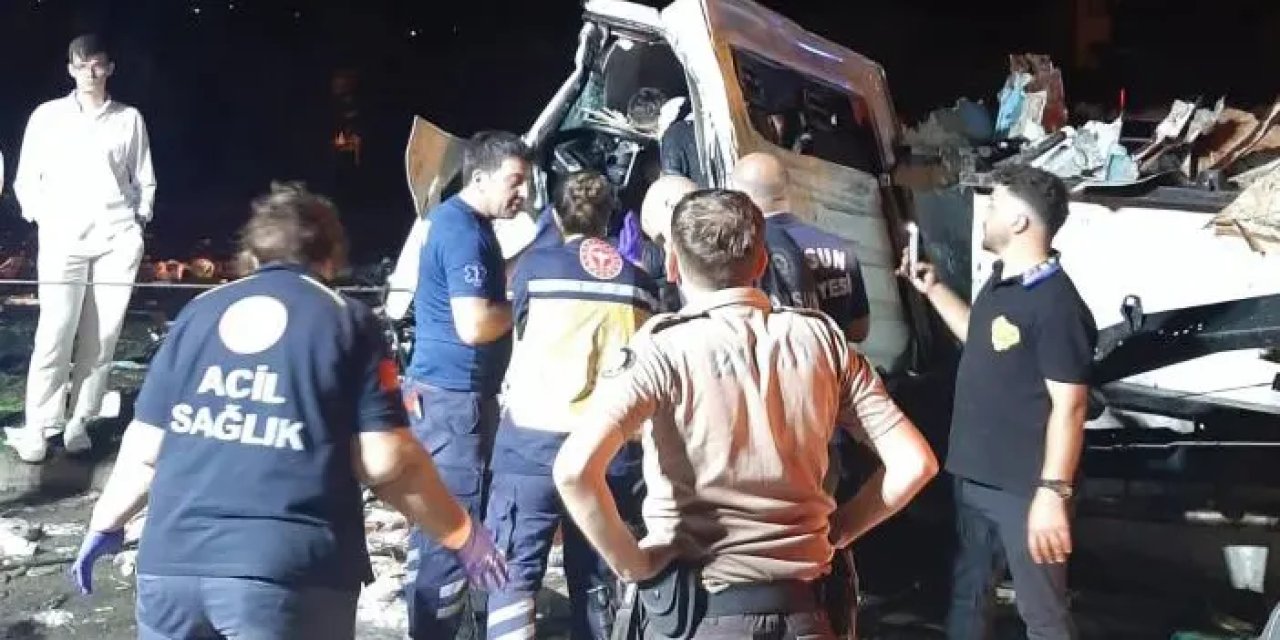 Samsun'da kamyonet yoldan çıkıp ağaca çarptı! 2 yaralı