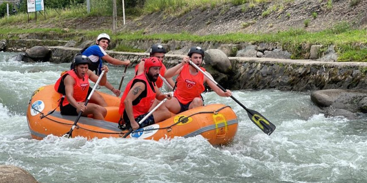 Rize’de dansçılar rafting yarışında mücadele etti