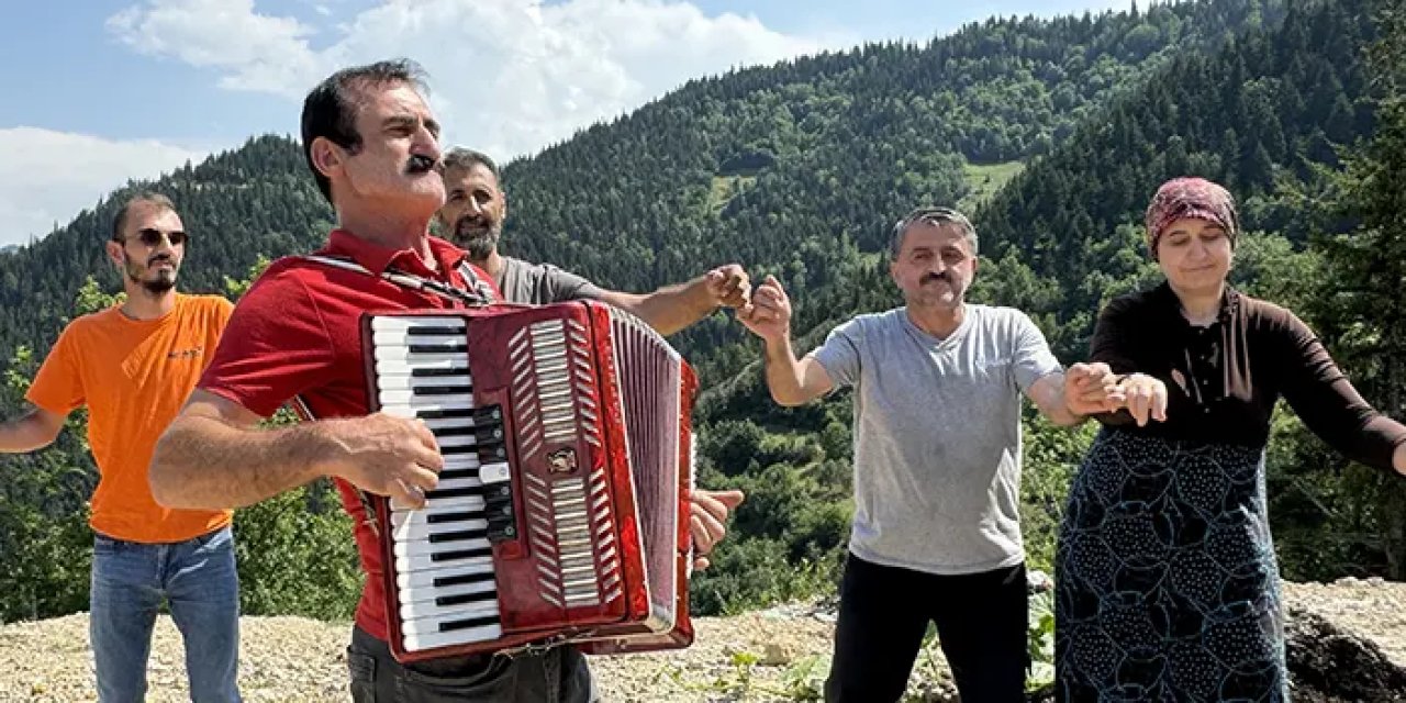 Artvin'de "Akordiyoncu Mehmet" 44 yıldır şenliklerin vazgeçilmezi