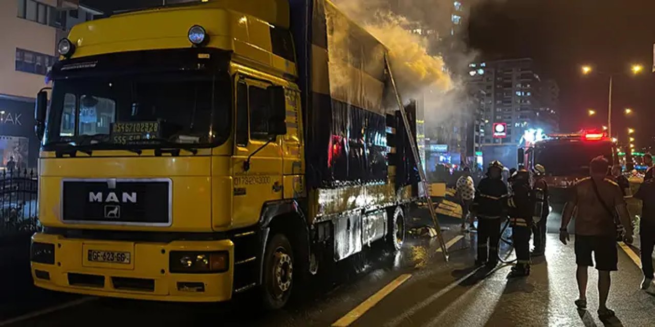 Rize'de tır alev aldı! Sahil yolu trafiğe kapandı