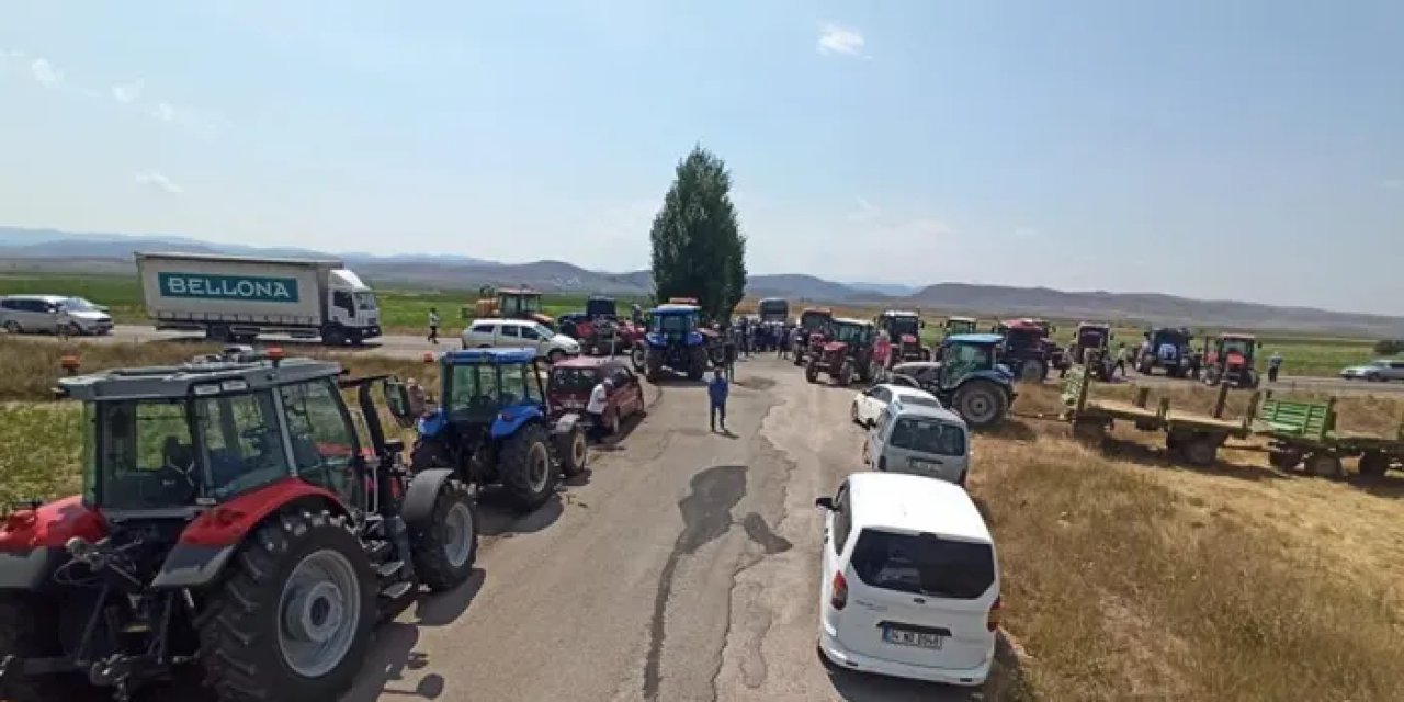 Bayburt’ta çiftçilerden eylem! Traktörlerle yolu kapattılar