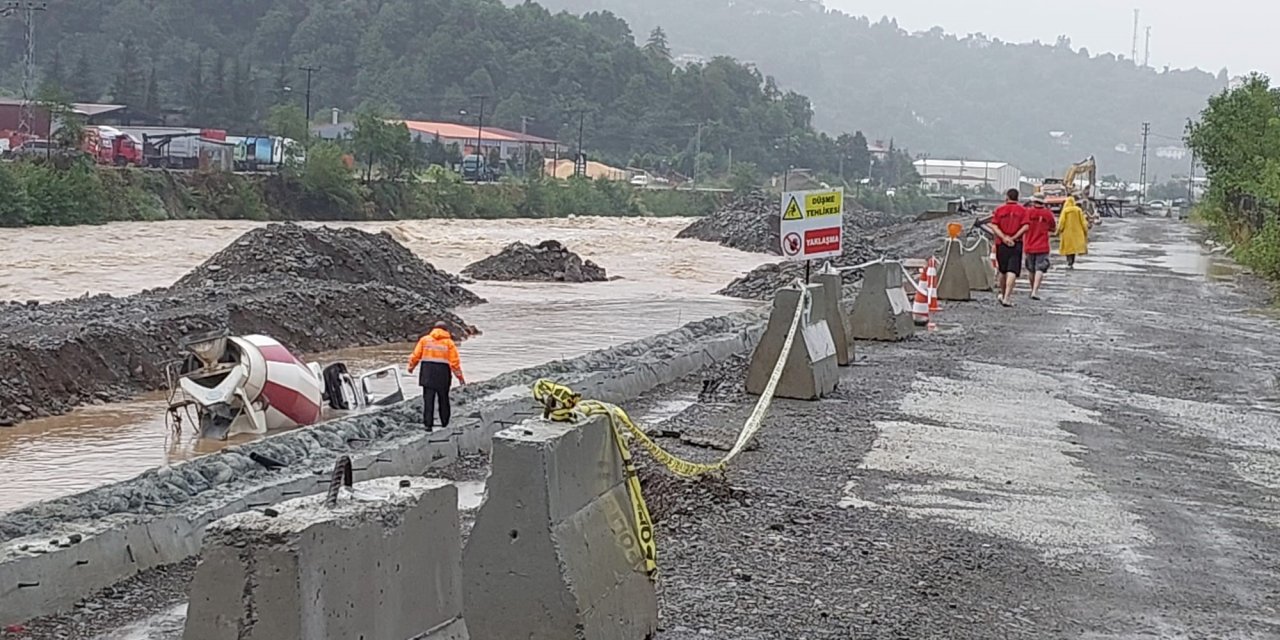 Karadeniz ilinde dere taştı! Beton mikseri devrildi