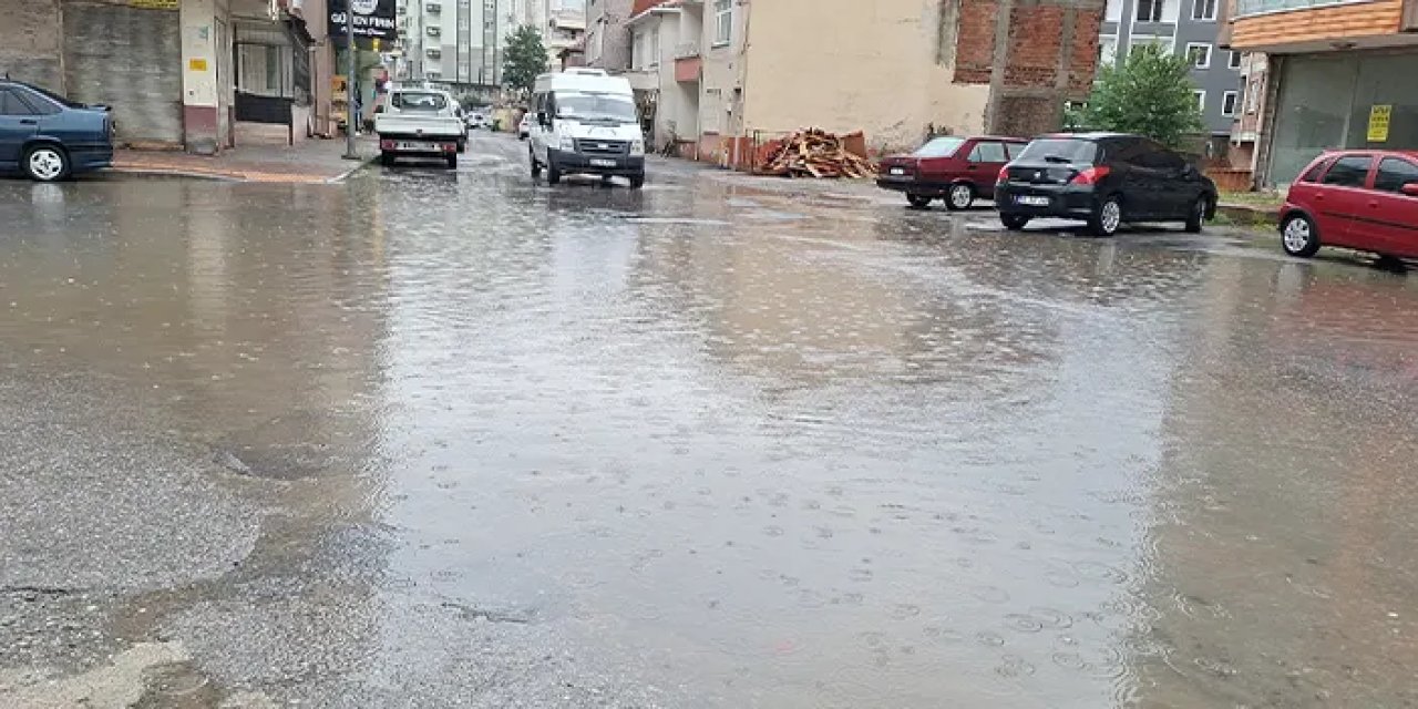 Samsun'u sağanak vurdu! Sürücü ve yayalar zor anlar yaşadı