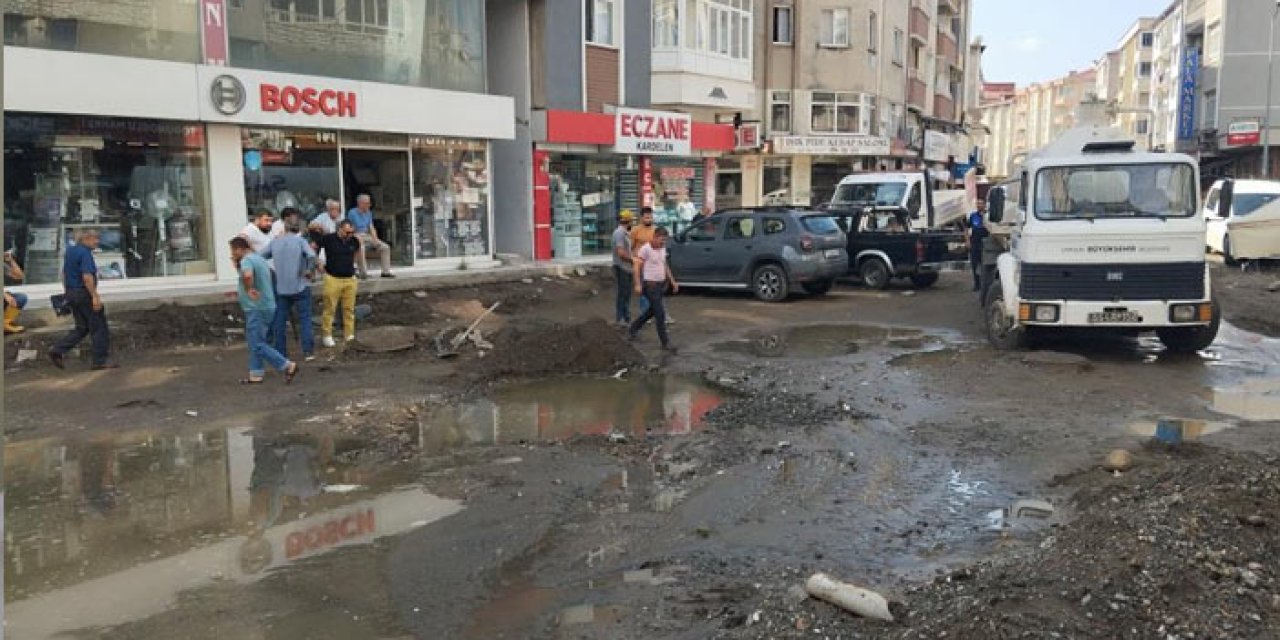 Samsun'da altyapı çalışmaları sırasında su borusu patladı