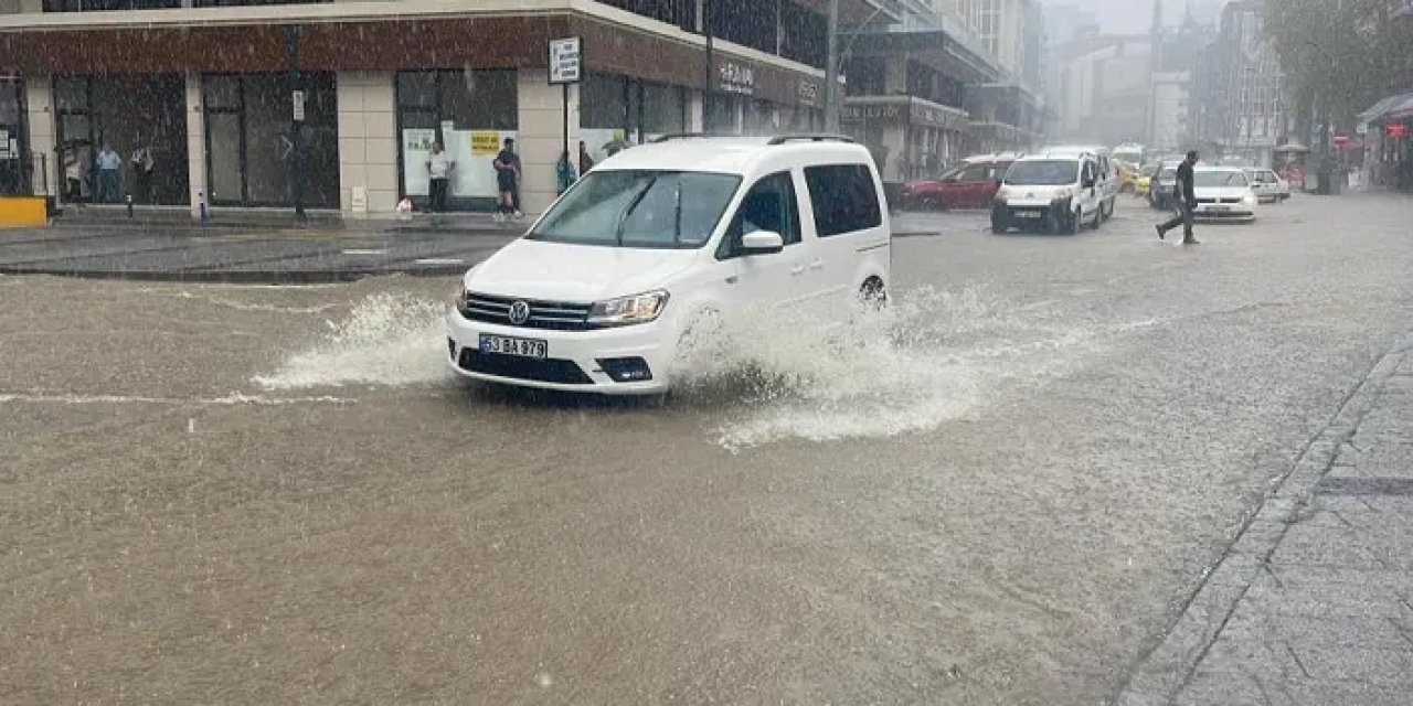 Rize'yi sağanak vurdu! Cadde ve sokaklar göle döndü