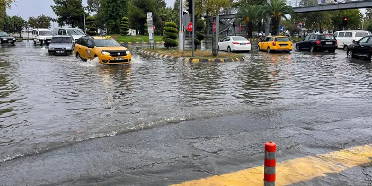 Akçaabat'ta sağanak etkili oldu! İş yeri ve evleri su bastı