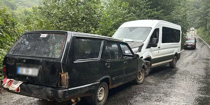 Giresun'da minibüs ile otomobil çarpıştı! 3 yaralı