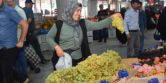 Gümüşhaneli kadın hem evde hem pazarda çalışıyor!