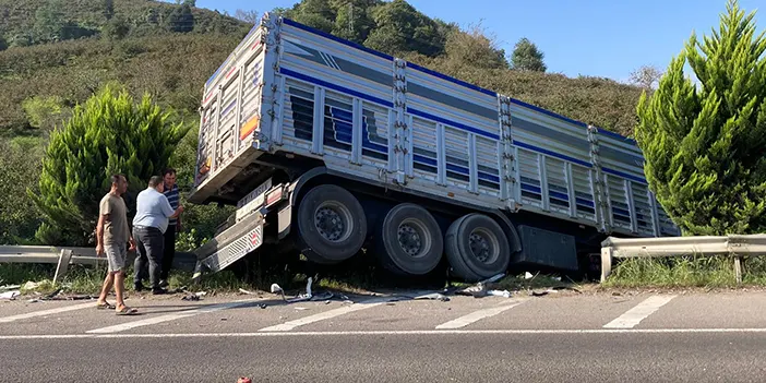 Ordu'da kazaya karışan TIR kontrolden çıktı! 5 Yaralı