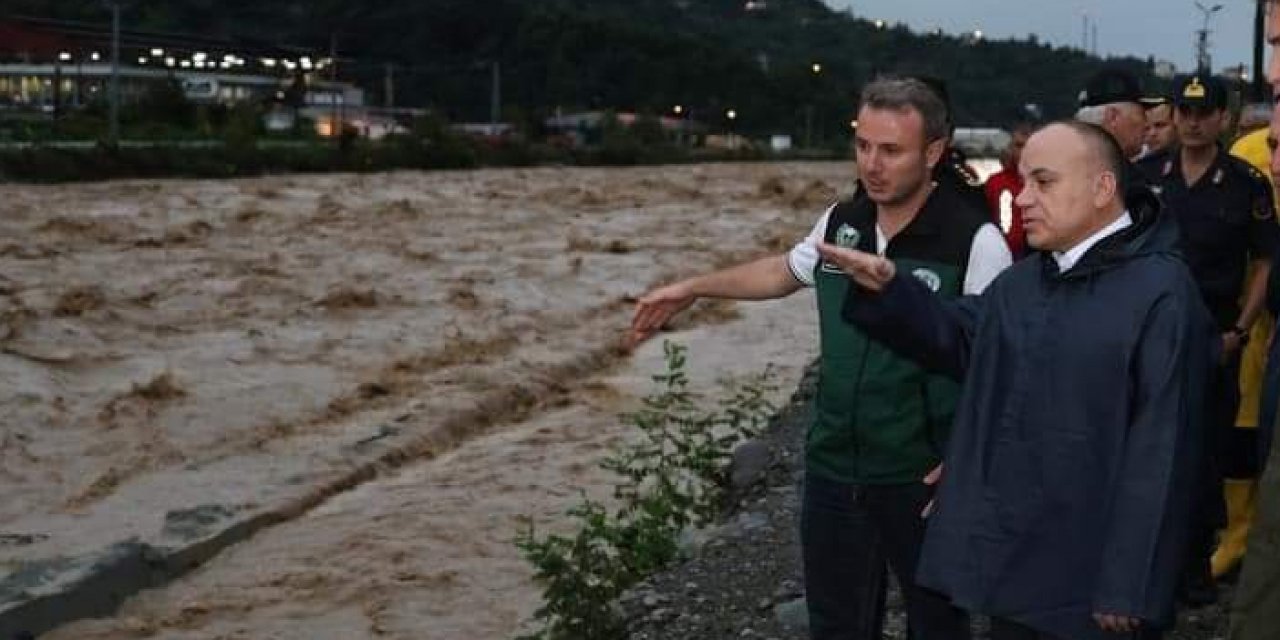 Artvin'de heyelan ve su taşkını! 32 köy yolu kapandı