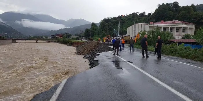 Artvin şiddetli sağanakta ikinci bir felaketi ucuz atlattı!