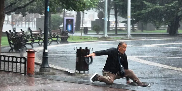 Samsun'da sağanak zor durumda bıraktı! Vatandaş yere kapaklandı