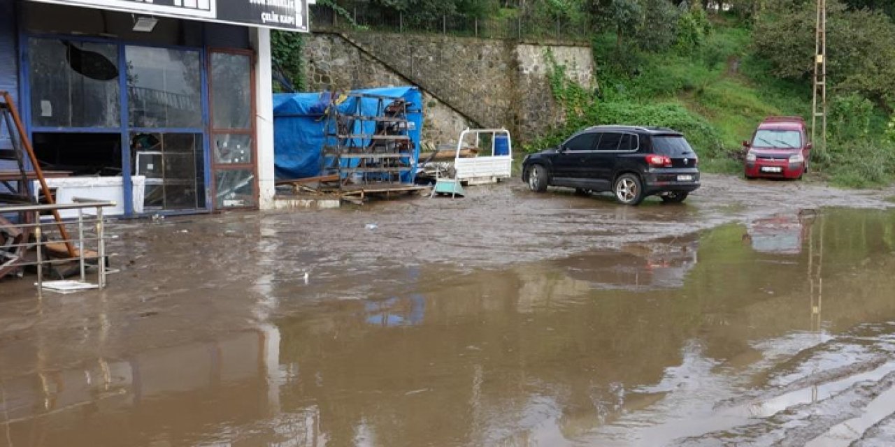 Araklı'da sel suları çekildi, ilçe çamur deryasına döndü