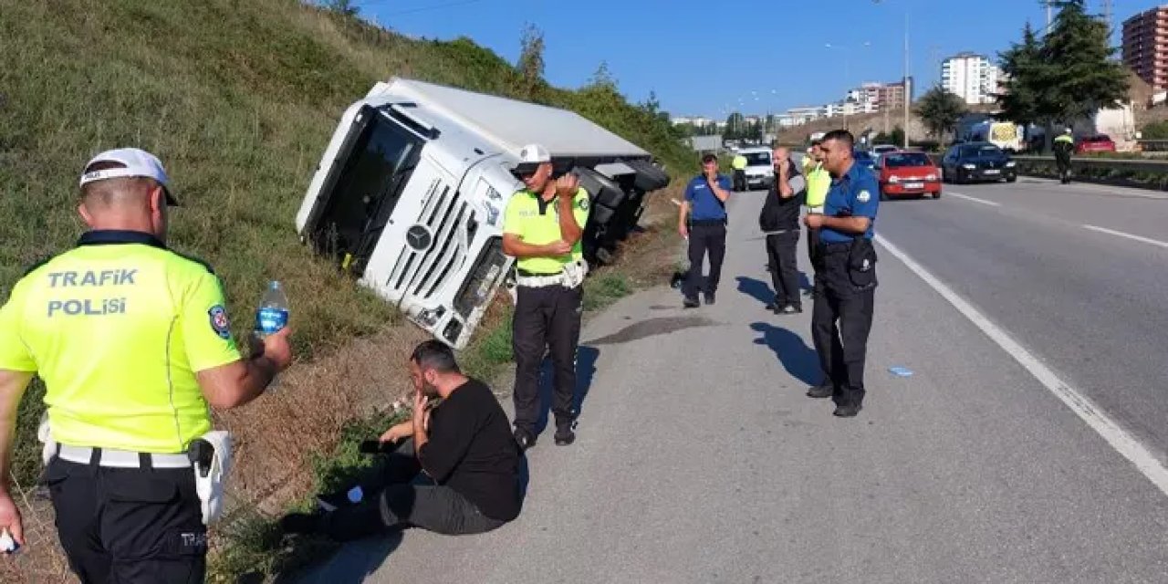 Samsun’da tır devrildi! Polis sürücüyü teselli etti